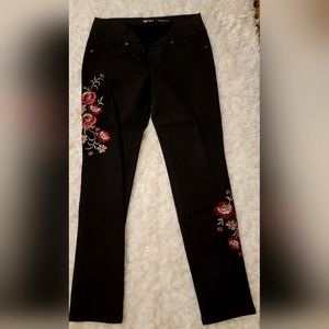 Black pants with embroidered flowers